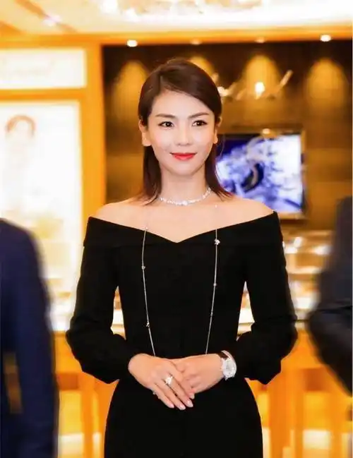 42岁刘涛现身活动,全黑高叉裙尽显女人味,不愧是海归女精英安迪_气质