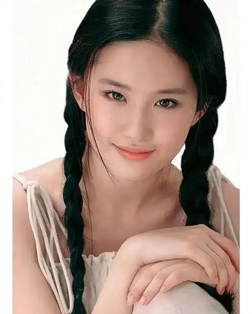 17岁刘亦菲写真白色吊带裙好清纯676767眼神好清灵