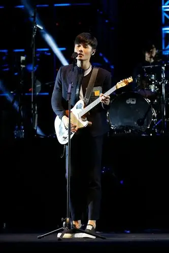 李荣浩巡回演唱会北京开唱大玩影子戏