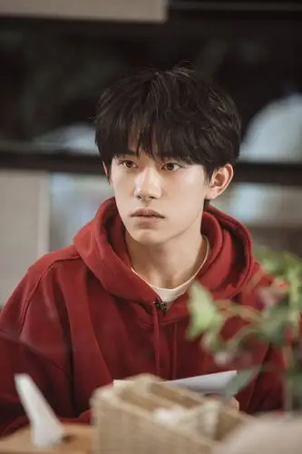 朋友请听好易烊千玺红色卫衣搭黑马甲潮范十足散发少年活力