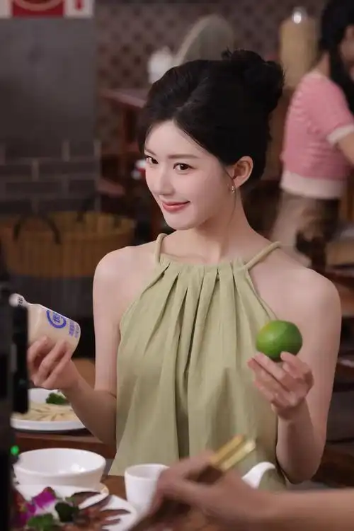 赵露思广告花絮,身穿牛油果绿挂脖裙,清新自然,活力满满