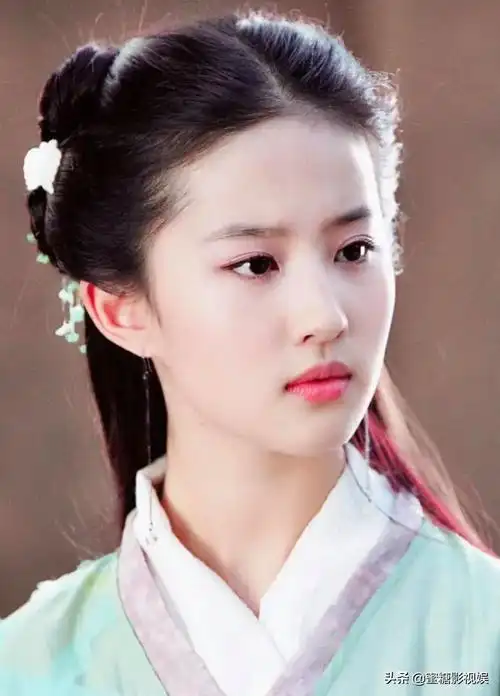 这一年,她还出演了《金粉世家》中的白秀珠,拿下了《天龙八部》王语嫣