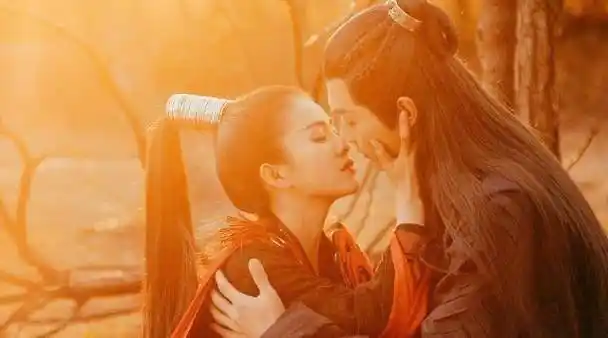 《招摇》许凯拍吻戏,亲完埋在白鹿手臂上,摇澜夫妇可以改名了_墨青