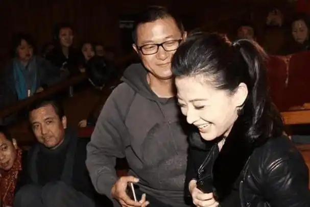 曾剑:娶二婚演员妻子梅婷,婚后生一儿一女,一家四口幸福甜蜜