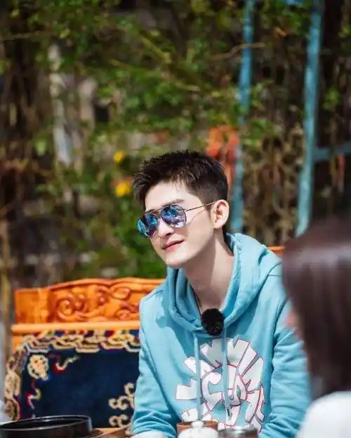 张翰节目里摸到小孩的口水,下意识的动作引热议,一看就没成家!