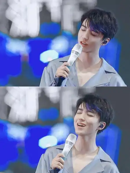 拿着话筒的王俊凯