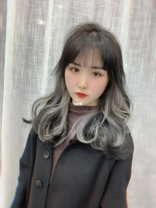 73挂耳染又叫心计染,只在耳朵边上染一撮头发