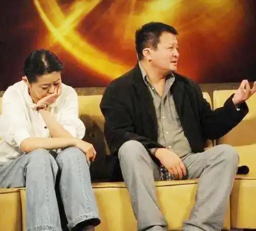 导演杨亚洲离婚后娶倪萍偏爱继子亲生儿子为何不嫉妒