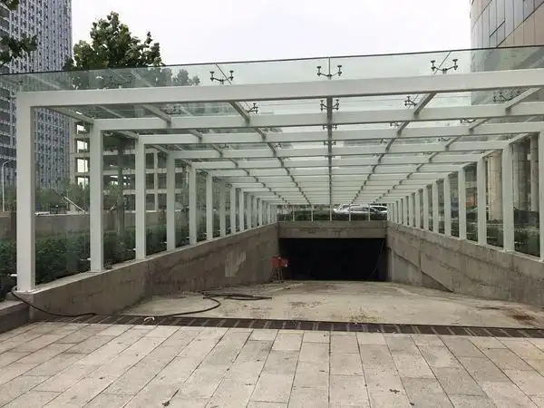 玻璃雨棚的安装工艺及质保措施_天津市宏泰兴业金属门窗有限公司