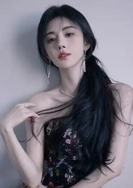 鞠婧祎qq音乐巅峰盛典照片曝光雪白大长腿又长又细秀色可餐