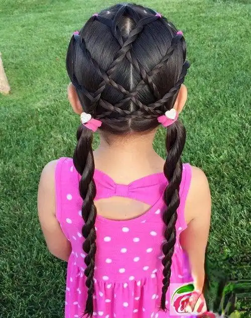 最新小女孩编发七前面的头发分成五六份扎一个个小辫子,小编子再对分