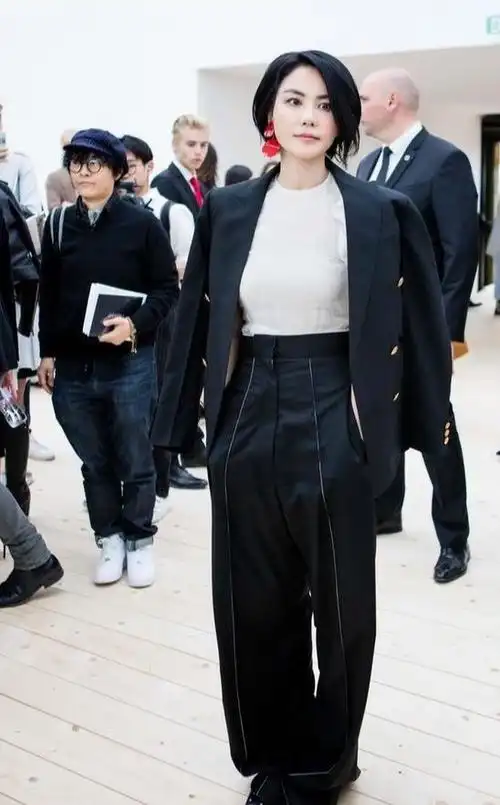 谢霆锋携王菲走机场同穿休闲装牛仔裤像小情侣看不出差11岁