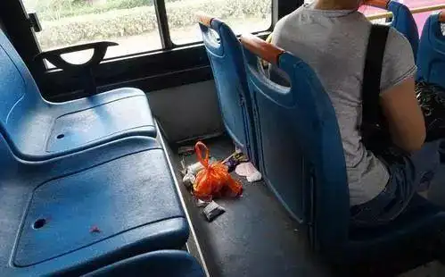 创城|@贺兰人,这些公交车上的不文明行为,你忍得了吗?