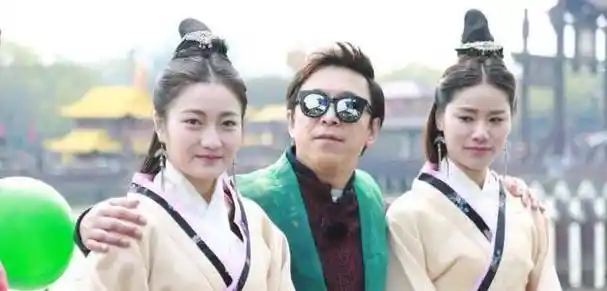 她是黄渤的老婆,两人从小青梅竹马,长相一般却挺有夫妻相!