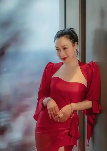 钟丽缇真是人间"不老水蜜桃",50岁身材依旧凹凸火辣,真迷人