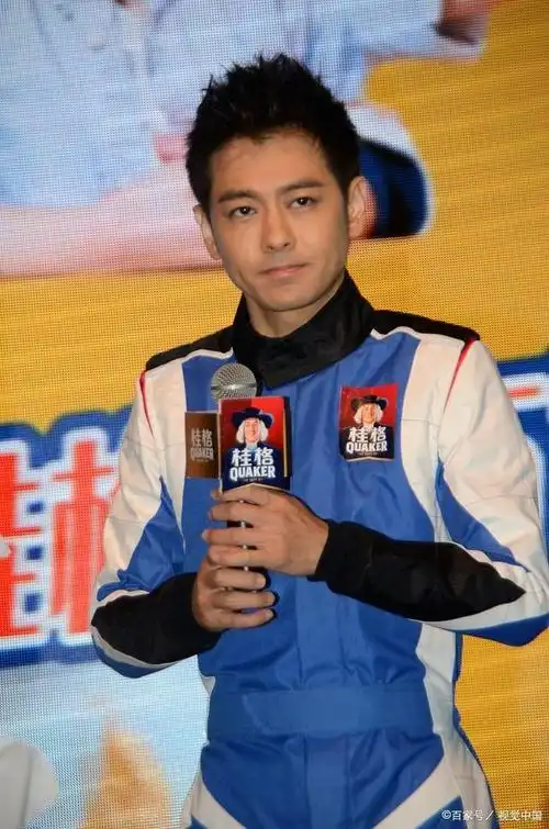 林志颖儿子不再呆萌秀气,如今变帅气长腿大男孩