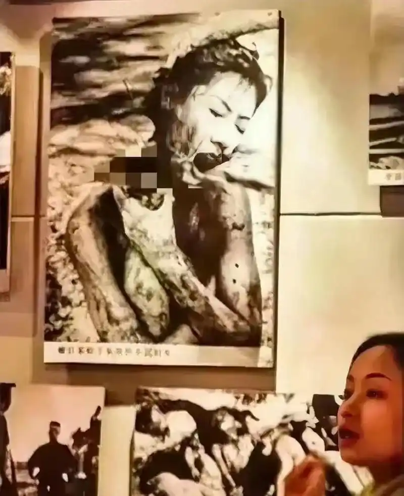 一位中国女子被小鬼子残忍地砍下了头颅,血肉横飞,场面十分惨烈