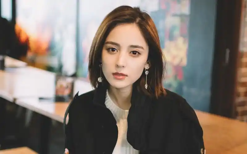 古力娜扎新西兰街头性感写真高清电脑壁纸