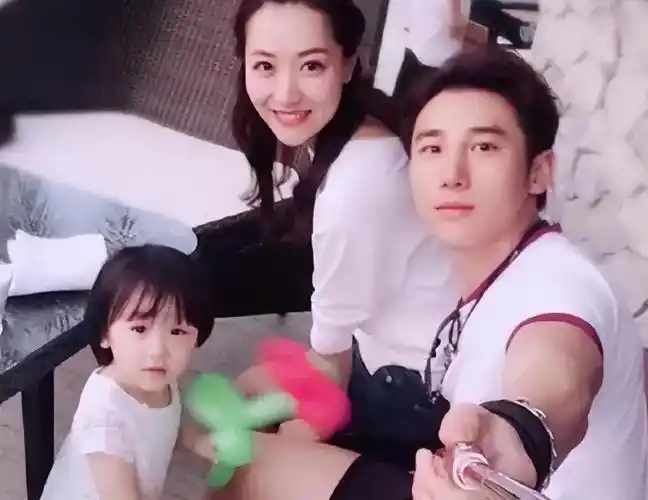 回顾白冰曾被成龙提携英皇力捧如今成为单身妈妈她经历了什么