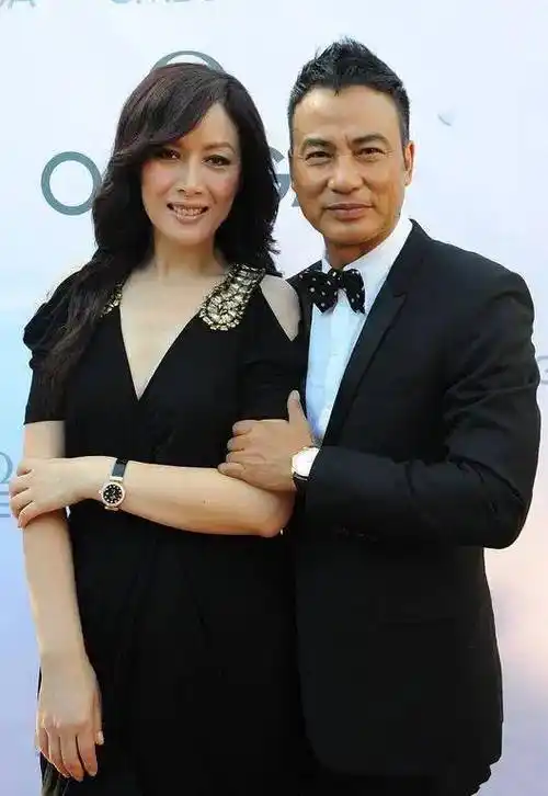 任达华眼光真不错妻子琦琦身材高挑有肉穿褶皱裙曲线也撩人