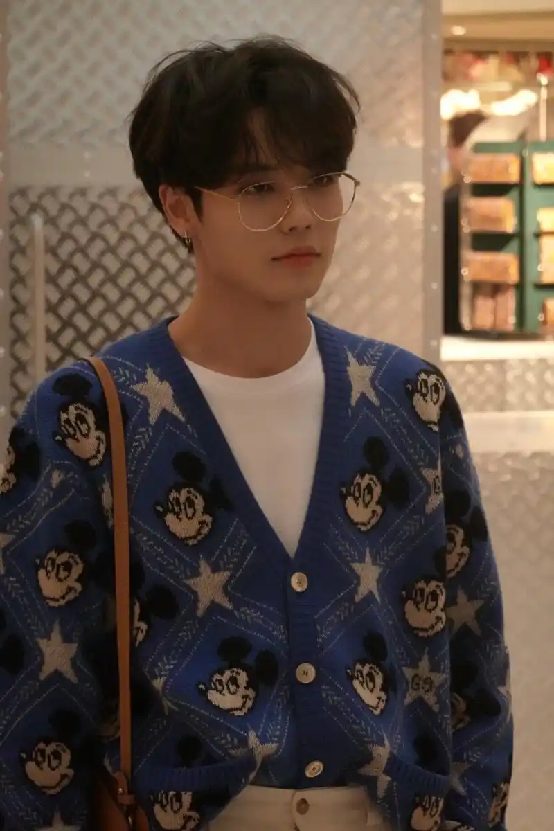林彦俊穿卡通毛衫温柔帅气戴金丝眼镜温柔浅笑撩人心魄