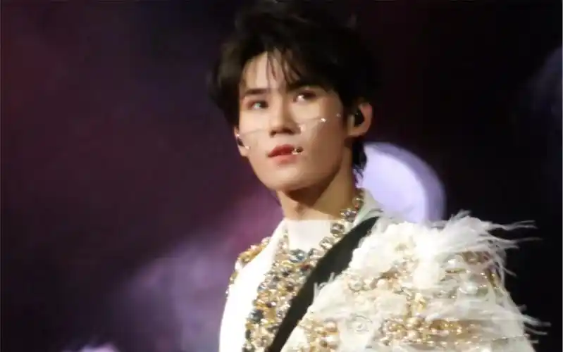 【张真源】《爱在终局之前》澳门四周年演唱会solo舞台饭拍