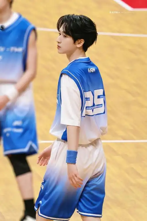 严浩翔红海##严浩翔运动会饭拍图