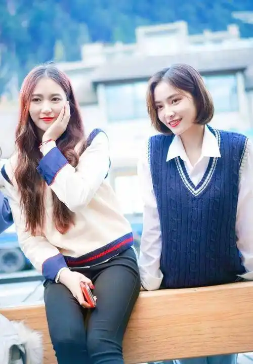 此后,许佳琪和吴哲晗拍了合照,面对着镜头两人露出了甜笑,吴哲晗还比