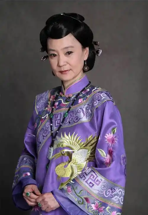 太后专业户刘雪华露面,身材苗条妆容精致,一双腿撑不满裤管_邓育昆