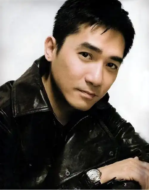 59岁梁朝伟与女星合照曝光,亲密搂住女方肩膀,鬓生白发面显皱纹_网易