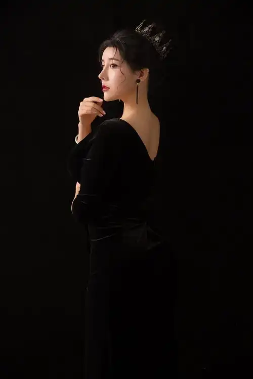 新晋网红刘太阳惹火写真演绎性感黑天鹅