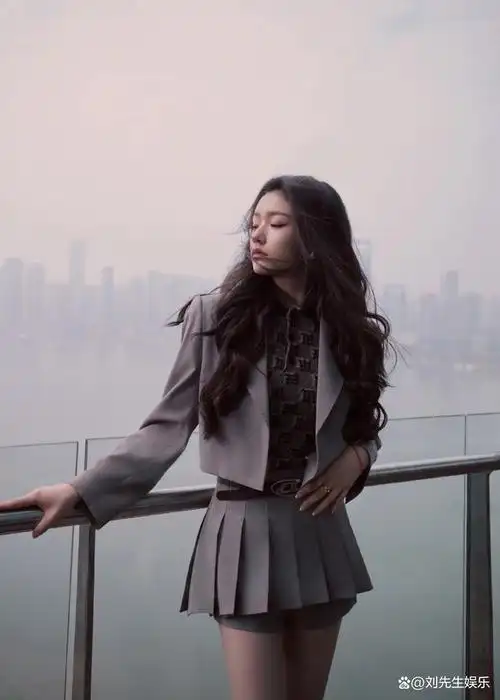 林允新照曝光,西装百褶裙搭配少女气息满满,大长腿一览无余