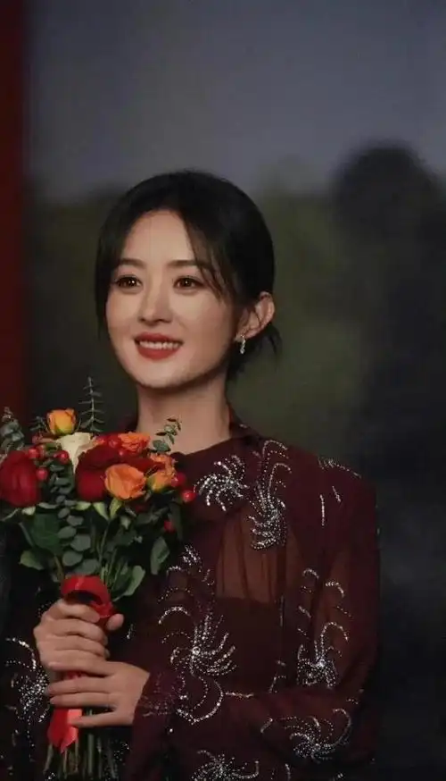 赵丽颖穿酒红连衣裙手捧鲜花大气温婉笑颜如花好美