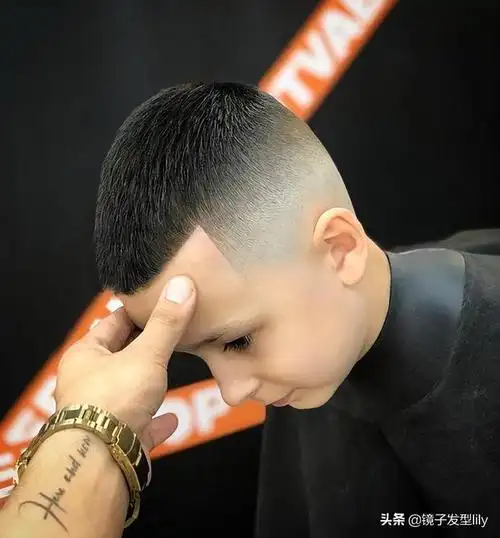 给小孩扎头发简单好看的发型(小男孩锅盖头改什么发型好看)(13)