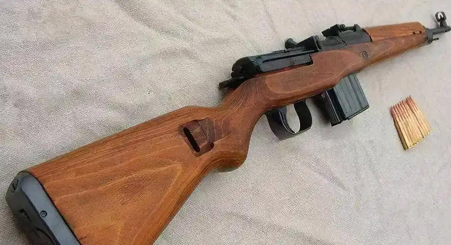 副射手也会配备一把手枪自卫,但副射手还需要携带一个装机枪子弹的