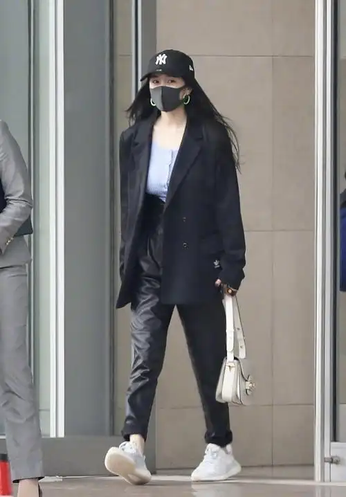 杨幂果真是时尚女王鸭舌帽配oversize西装走机场打底衫显身材