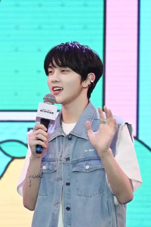 毕业歌会每一张的小表情都好可爱好可爱好可爱@张星特闭麦吗