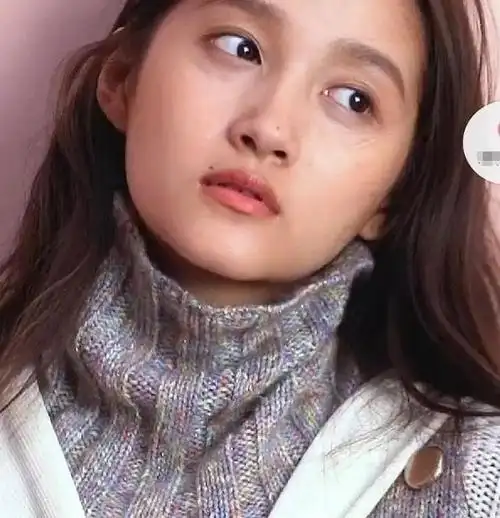 关晓彤太自信,素颜状态拍特写,镜头拉近6倍后,皮肤状态真实了