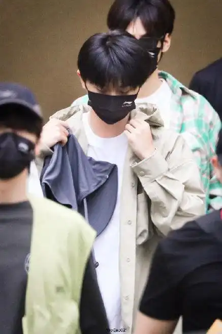 马嘉祺今日份我的岛录制路透,顺毛乖乖模样发型连帽外套穿搭,完美理想