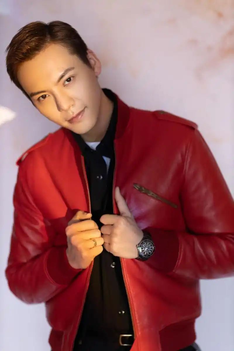 组图:陈伟霆红色皮衣夹克干练帅气 背头大展利落率性魅力