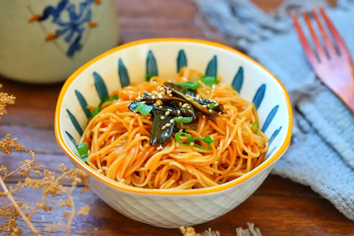 家常版葱油拌面简单易做学会这个做法以后别再去面馆吃了