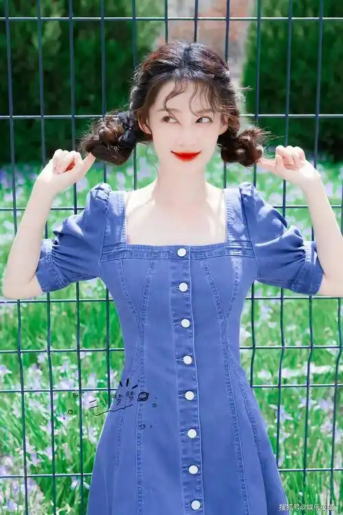 李沁营业啦穿一袭蓝色牛仔连衣裙拍写真俏皮可爱