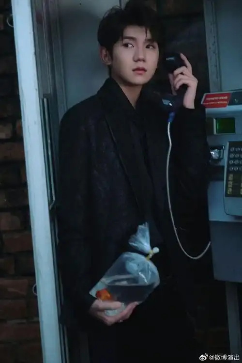 王源全黑西装造型##王源海边金鱼ccd