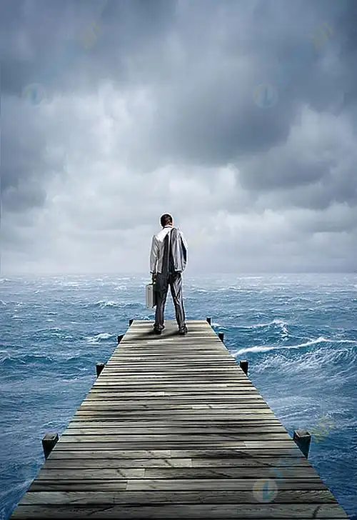 乌云下站在海边的男人高清图片下载