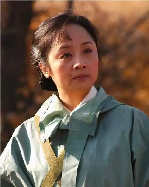 唐静出生于江苏南京,身上透着一种江南女子的温婉可人的气质.