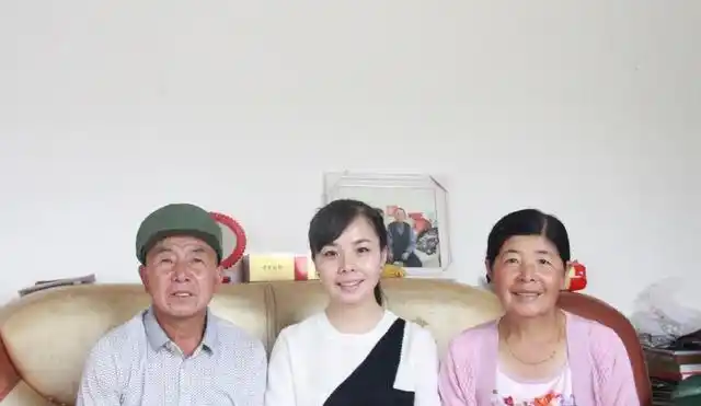 王二妮全家近照, 成名之后孝敬农村父母几套房, 现还做了官!