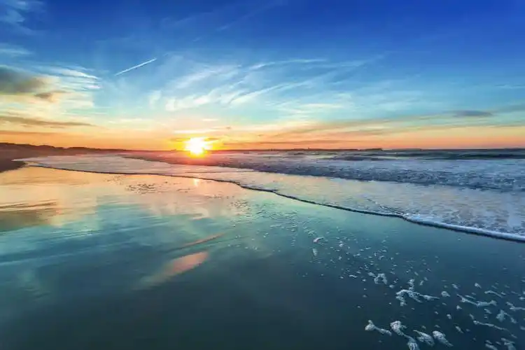 蓝天白云大海背景下的金色沙滩