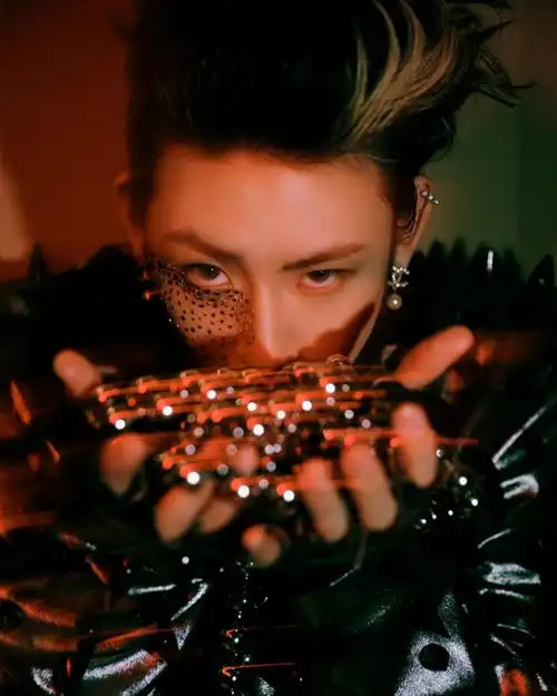 小鬼王琳凯超话光影氤氲,眉间流转,属于我们的酷炸舞台ing !