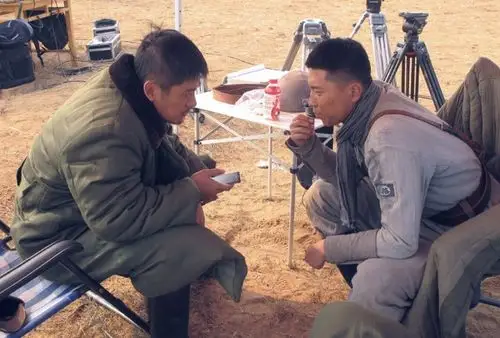 芦芳生曝光剧组片场囧照 搞叻个笑