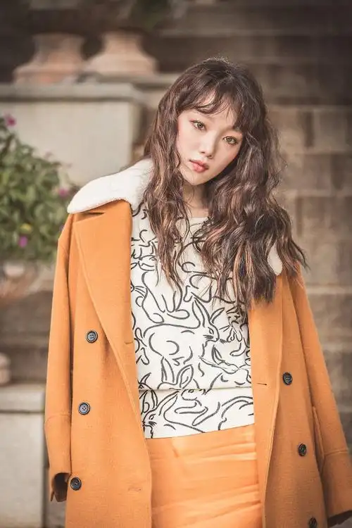 李圣经画报拍摄花絮照曝光!这泡面头太抢视线!欧尼pose超专业!